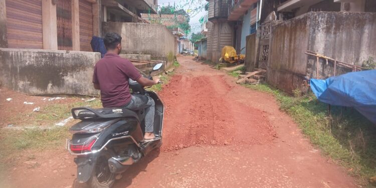 कुसमी: बरसात से सड़क बनी गड्ढे, पार्षद सना सैफी की पहल पर भरा मुरम – राहगीरों ने ली राहत की सांस..