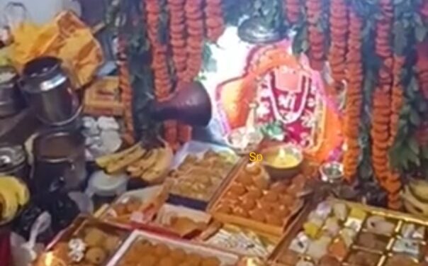 वुढ़वा मंगल पर्व पर हनुमान मंदिर में श्रद्धालुओं की भीड़, छप्पन भोग लगाया