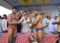 फिरोजाबाद के पहलवान ने दिल्ली के पहलवान को पटखनी देकर झंडा कुश्ती जीती