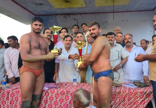 फिरोजाबाद के पहलवान ने दिल्ली के पहलवान को पटखनी देकर झंडा कुश्ती जीती
