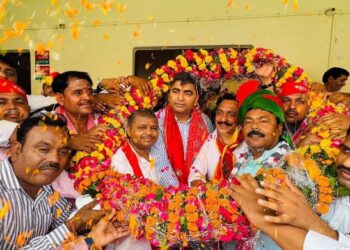 समाजवादी पार्टी कार्यालय पर जिला पंचायत अध्यक्ष का केक काटकर मनाया जन्मदिन