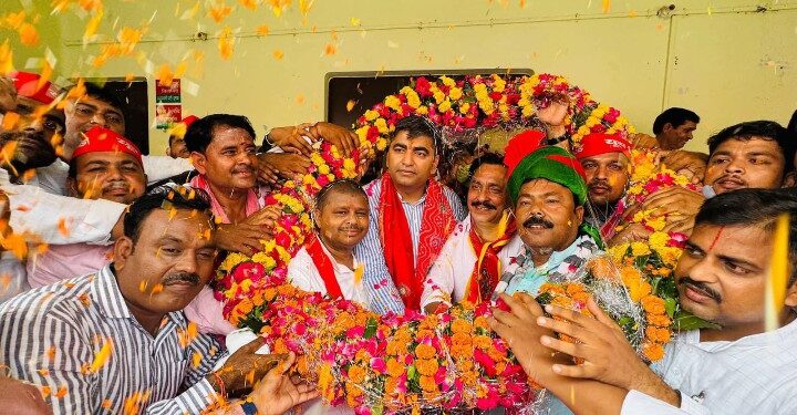 समाजवादी पार्टी कार्यालय पर जिला पंचायत अध्यक्ष का केक काटकर मनाया जन्मदिन