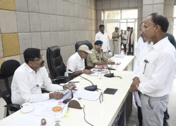 बलरामपुर: जनदर्शन में कलेक्टर ने आमजनों की सुनी समस्याएं..
