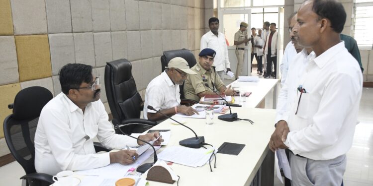 बलरामपुर: जनदर्शन में कलेक्टर ने आमजनों की सुनी समस्याएं..