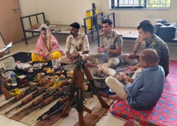 विजयादशमी पर बलरामपुर एसपी ने किया शस्त्र पूजन, सभी थानों में पारंपरिक तरीके से सम्पन्न हुई पूजा-अर्चना..