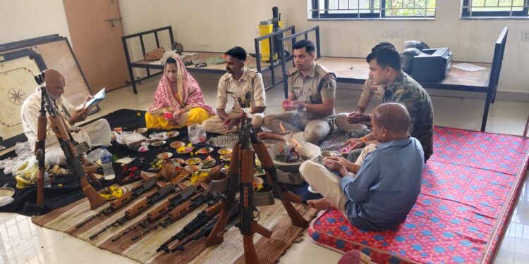 विजयादशमी पर बलरामपुर एसपी ने किया शस्त्र पूजन, सभी थानों में पारंपरिक तरीके से सम्पन्न हुई पूजा-अर्चना..