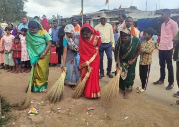डिपाडीह: सामरी विधायक उद्धेश्वरी पैकरा ने अटल चौक पर गांधी-शास्त्री जयंती मनाई, स्वच्छता अभियान चलाकर दिया संदेश..