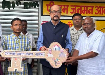 बलरामपुर: पहाड़ी कोरवा परिवारों का सपना हुआ साकार-अब झोपड़ी नहीं, पक्के मकान में जलेगी दिवाली की दीप..