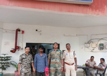 कुसमी: ताला तोड़कर मोबाइल चोरी करने वाला चोर गिरफ्तार, कुसमी पुलिस की तत्परता से पकड़ा गया राजा चोर..