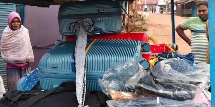 कुसमी: कपड़ा दुकान में चोरी-पुलिस की बड़ी सफलता, विधि से संघर्षरत बालक से माल बरामद..