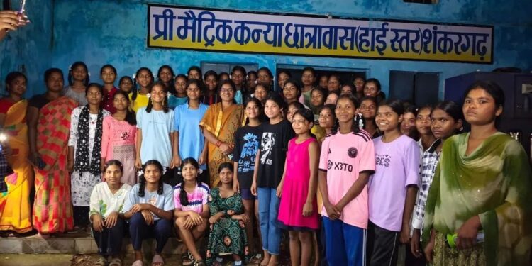 विधायक उद्धेश्वरी पैकरा ने किया प्री-मैट्रिक कन्या छात्रावास शंकरगढ़ का आकस्मिक निरीक्षण..