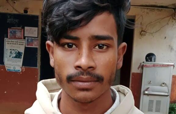 सामरी: नाबालिग से दुष्कर्म के मामले में फरार आरोपी गिरफ्तार–पुलिस की बड़ी कार्रवाई..