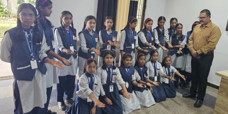 पान कुँवर इंटरनेशनल स्कूल में मेहंदी सजाओ प्रतियोगिता का आयोजन