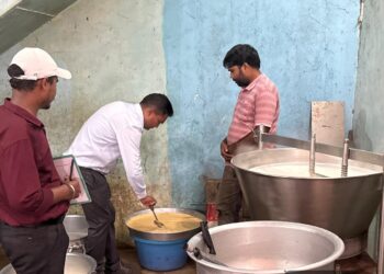 बलरामपुर: दीपावली पर मिलावटखोरों पर शिकंजा-जिलेभर में खाद्य विभाग की सख्त कार्रवाई..