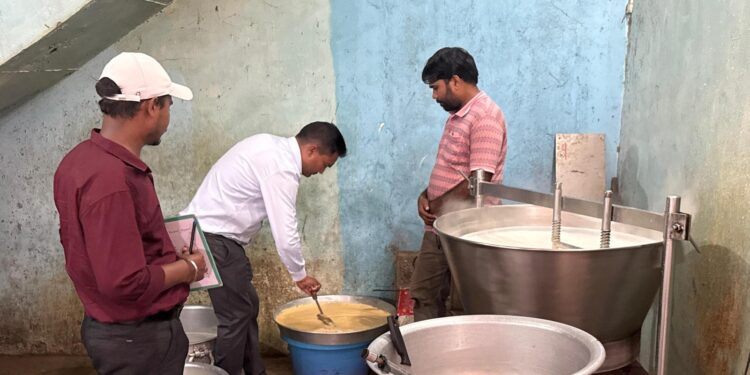 बलरामपुर: दीपावली पर मिलावटखोरों पर शिकंजा-जिलेभर में खाद्य विभाग की सख्त कार्रवाई..