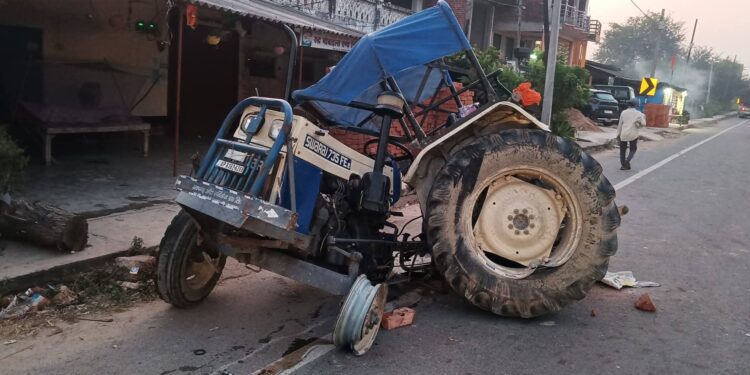 डीसीएम की जोरदार टक्कर से ट्रैक्टर के हुये दो टुकड़े, दो लोग गंभीर रूप से घायल