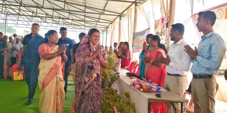 कुसमी: किसान सम्मेलन में शामिल हुई सामरी विधायक उद्धेश्वरी पैकरा..