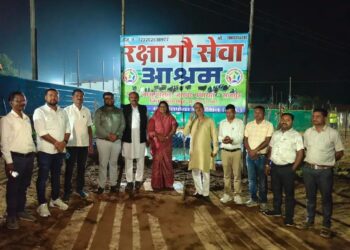 राजपुर: विधायक उद्धेश्वरी पैकरा ने की गौ सेवा—ग्राम बासेन के रक्षा गौ सेवा आश्रम में गौमाता को खिलाया गुड़-बिस्किट..