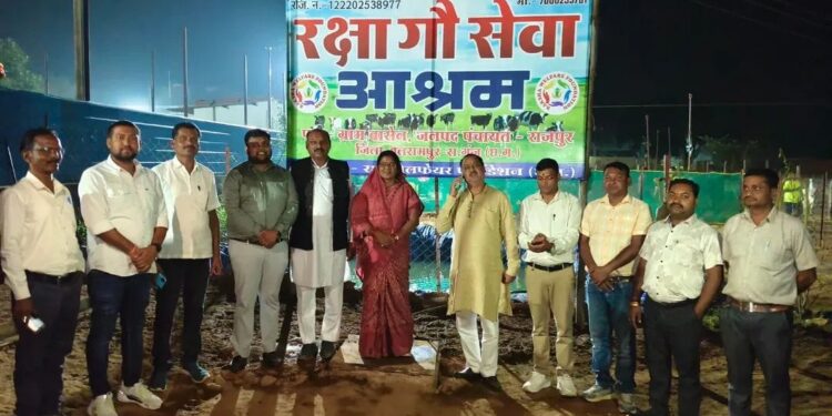 राजपुर: विधायक उद्धेश्वरी पैकरा ने की गौ सेवा—ग्राम बासेन के रक्षा गौ सेवा आश्रम में गौमाता को खिलाया गुड़-बिस्किट..