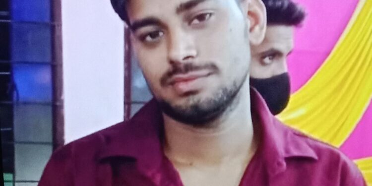 राजागंज में युवक फांसी के फंदे पर लटका मिला,परिजनों ने प्रेमिका पर लगाया आरोप