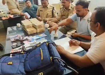 Chitrakoot: रेलवे स्टेशन पर मिला कैश से भरा बैग, इतना पैसा देख GRP भी रह गई हैरान !