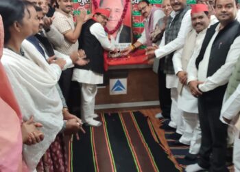 सपा कार्यालय पर मुलायम सिंह यादव की जयंती मनाई गई