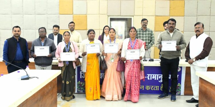 बलरामपुर: कलेक्टर ने एसआईआर में उत्कृष्ट कार्य करने वाले बीएलओ एवं अविहित अधिकारियों को किया सम्मानित..