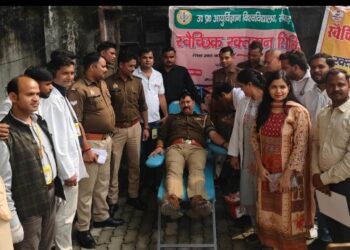 थाना बकेवर में रक्तदान शिविर का आयोजन पुलिस कर्मियों और युवाओं ने किया 14 यूनिट किया रक्तदान