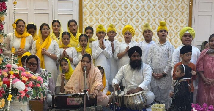 इटावा मे गुरु नानक देव जी का जन्मोत्सव हर्षोल्लास के साथ मनाया, समाज को समानता,प्रेम और भाईचारे का संदेश दिया- डीएम