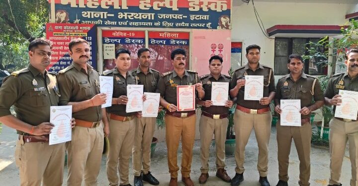 रक्तदाता समूह इटावा के तत्वावधान में थाना भरथना परिसर में एक दिवसीय रक्तदान शिविर का आयोजन किया गया