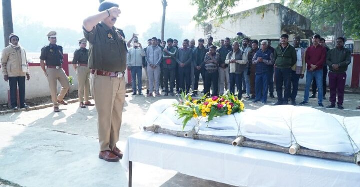 इटावा पुलिस ने शहीद हुए मुख्य आरक्षी सुरेंद्र कुमार मौर्य को दी अंतिम विदाई