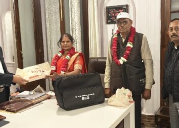 अच्छा कार्य करने वाले दो बीएलओ को डीएम ने किया सम्मानित