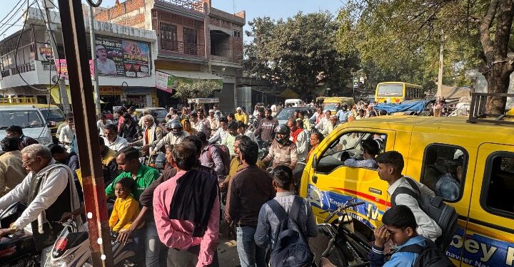 भरथना में फुटपाथ पर अतिक्रमण,रोजाना लगता जाम