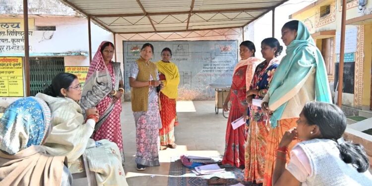 कुसमी: विधायक उद्धेश्वरी पैकरा ने किया SIR कार्य का निरीक्षण, पात्र मतदाताओं का नाम जोड़ने घर–घर सर्वे के निर्देश..