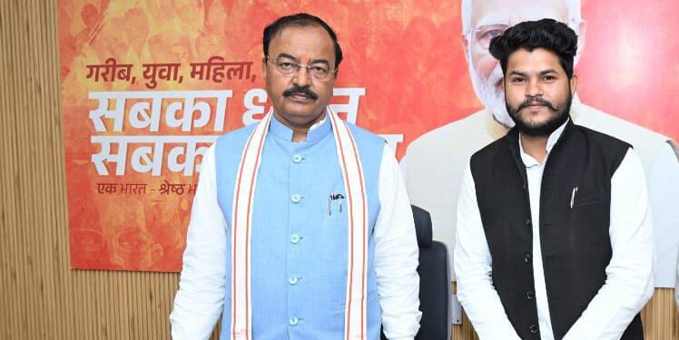 इकदिल नगर पंचायत के विकास को लेकर प्रतिनिधि अभिषेक गोयल ने उपमुख्यमंत्री केशव प्रसाद मौर्य से मुलाकात