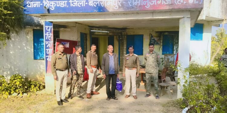 बलरामपुर: नशे में धुत शिक्षक की हैवानियत! दूसरी कक्षा के मासूम को की बेरहम पिटाई, आंख पर आई खुन—गिरफ्तार होकर जेल भेजा गया