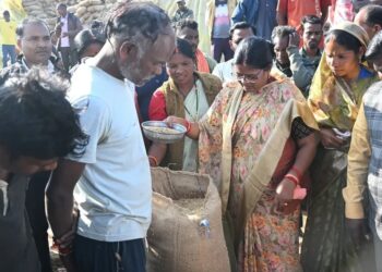 कुसमी: धान खरीदी केंद्र चांदो में विधायक का औचक निरीक्षण, किसानों से सीधा संवाद..