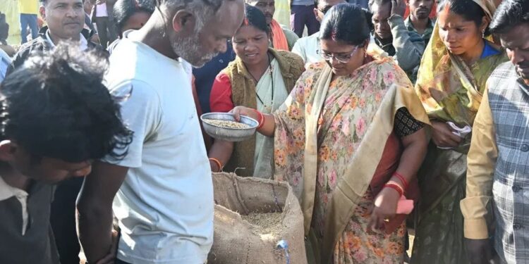 कुसमी: धान खरीदी केंद्र चांदो में विधायक का औचक निरीक्षण, किसानों से सीधा संवाद..