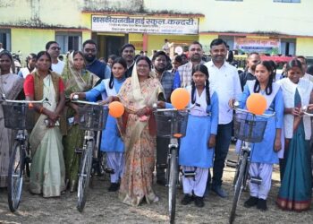 चांदो: विधायक उद्धेश्वरी पैकरा ने कुसमी विकासखंड में साइकिल वितरण कार्यक्रम हुई शामिल..