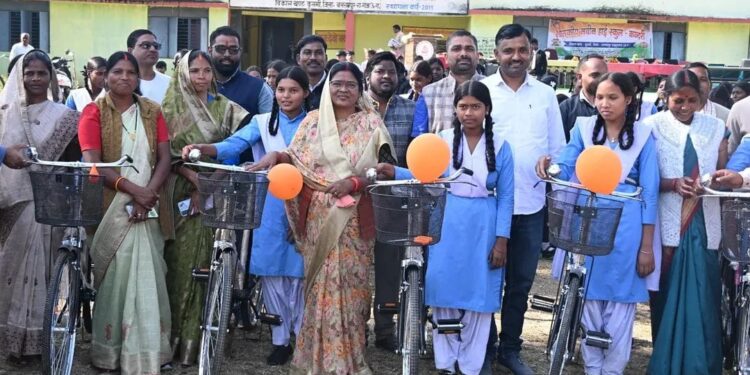 चांदो: विधायक उद्धेश्वरी पैकरा ने कुसमी विकासखंड में साइकिल वितरण कार्यक्रम हुई शामिल..