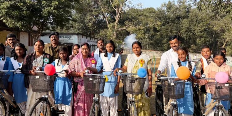 कुसमी: बेटियों के सपनों को मिली रफ़्तार-भव्य सरस्वती साइकिल वितरण कार्यक्रम, मंच पर छाया सांस्कृतिक संगम..