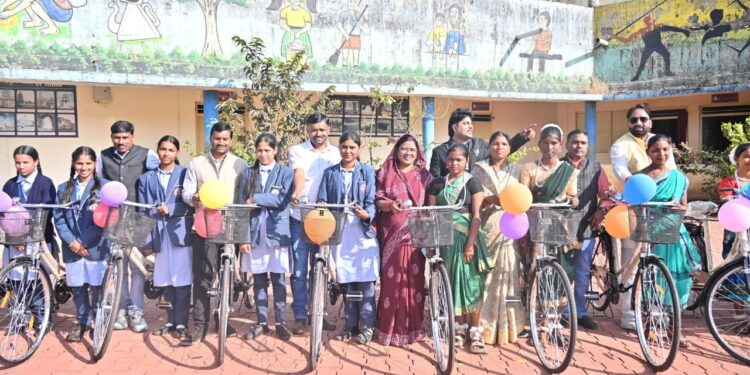 कुसमी में सरस्वती साइकिल बरसी-विधायक उद्देश्वरी पैकरा ने बच्चों को दिए उज्ज्वल भविष्य के पहिए..