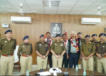 पुलिस विभाग मे सेवा देकर अपनी अधिवर्षता आयु पूर्ण करने वाले पुलिस अधिकारी को दी गई भावभीनी विदाई