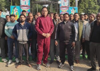 पुरानी परम्परा के अनुसार लगे इटावा नुमाइश में दुकानें