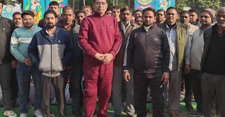 पुरानी परम्परा के अनुसार लगे इटावा नुमाइश में दुकानें