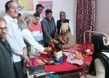 जन्मदिन पर कांग्रेसियों ने किया सेवा कार्य, मरीजों को बांटे फल