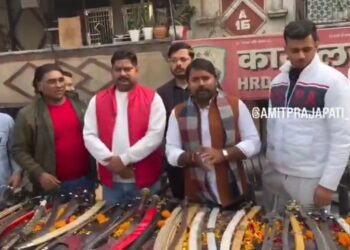 यूपी | गाजियाबाद में घर–घर जाकर तलवारें बांटने वाले हिन्दू रक्षा दल (HRD) के 10 कार्यकर्ता जेल भेजे गए।
