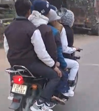 हापुड़ में यातायात नियमों की उड़ी धज्जियां