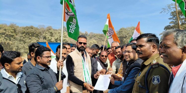 राजपुर: धान खरीदी की समय सीमा बढ़ाने की मांग को लेकर कांग्रेस का सांकेतिक चक्का जाम