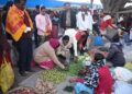 शंकरगढ़: साप्ताहिक बाजार में उतरीं विधायक उद्धेश्वरी पैकरा